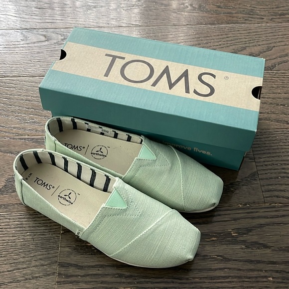 Shoes - Women’s 7.5 Toms